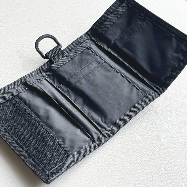 カードが17枚も入った！ニコアンドの“おしゃれミニ財布”手のひらサイズなのに収納力すごい！「ちょうどいいサイズ感」「ものすごく使いやすい」