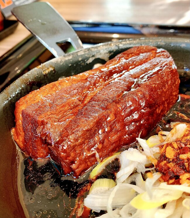 「デカすぎんだろ…」吉野家の“豪快すぎる定食”ご飯おかわり無料なのが嬉しい！「ご飯3杯いけたわ」「ありえんぐらいウマい」《実食レビュー》