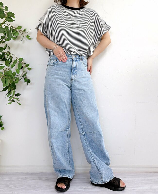 「色違いでリピ確定です！」ハニーズの“大人かわいいトップス”控えめな袖フリルが素敵すぎる…！「サラッとして夏に良い」「キャミワンピースの下に着たい」