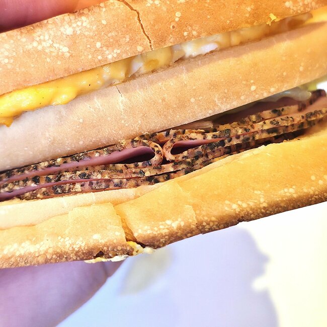 「おいしすぎて昨日も食べた」コメダ珈琲の“お肉たっぷりサンド”持つだけで具材があふれそうなんだけど…!「ハムの量がハンパない」「厚みやばかった」