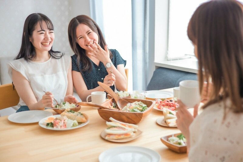 遊びに来た友人がなかなか帰らないとき、感じのいい人は「そろそろ帰って」の代わりに何と声をかける？