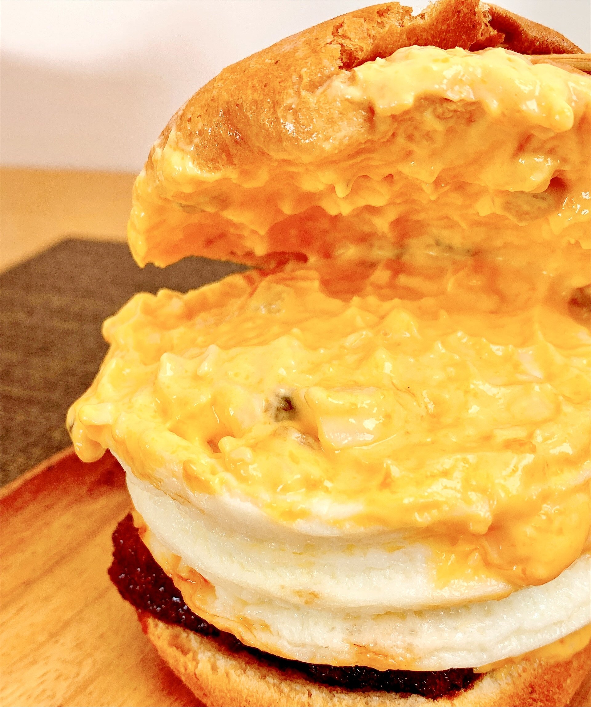 「ボリュームえぐい」「デカすぎる」ケンタッキーの“やけくそバーガー”卵たっぷりで幸福感がすごい！「思った以上にでかくて食べるの大変だった」《実食レビュー》