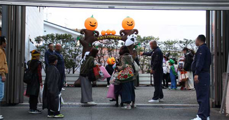 山口組のハロウィーンの菓子配りを徹底検証しました。