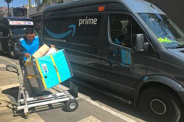 アマゾンとウォルマート、翌日配達巡る果てなき戦い