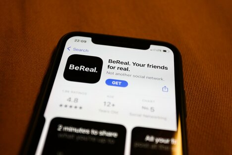 映えないSNS「BeReal」は一体何が面白い？ 人気写真から読み解く“リアル”の魅力