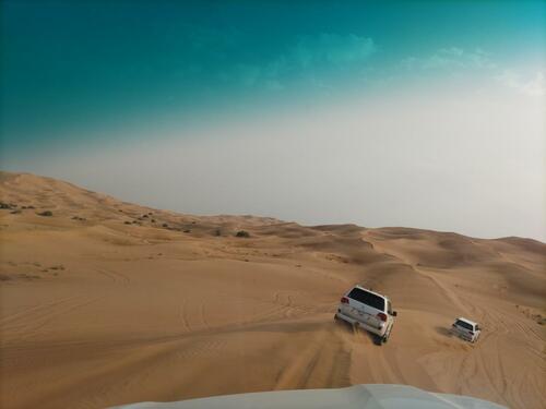 ドバイでは砂漠も通行できる（提供＝筆者）