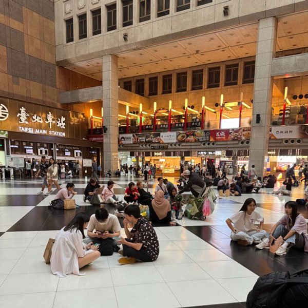 台北駅の広場には、日曜日になるとたくさんの外国人労働者が集まる。（筆者撮影）