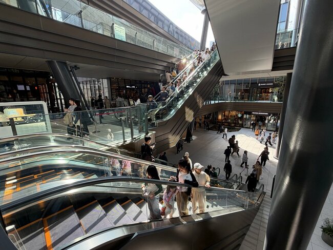 上下フロアをつなぐエスカレーター