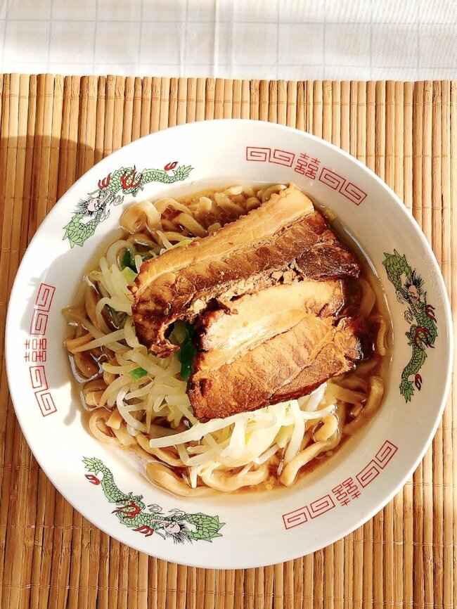 油の量にビビった…!セブンの“お家でつくる二郎系ラーメン”食べ応えがスゴすぎるよ!「二郎好きを落としにきたな」「これは頭ひとつ抜けてますね」