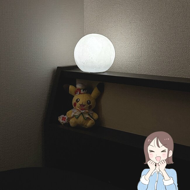 「330円なのすごいな…」ダイソー姉妹店で見つけた“お月様みたいなライト”が幻想的で美しい！「とても癒される」「インテリアに可愛い」