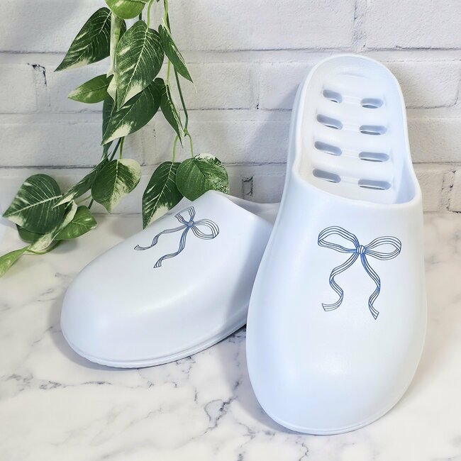 もっと早く出会いたかった～！ダイソー姉妹店の「お風呂用スリッパ」がめっちゃ天才！水が溜まらないから足が濡れないんです！