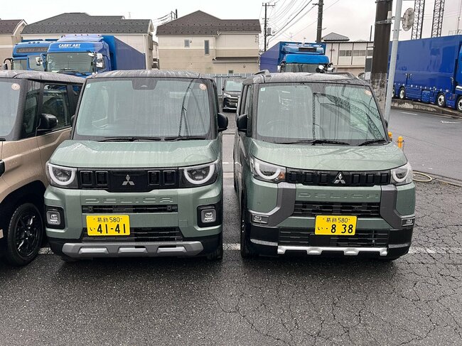 右が初代デリカミニで、左が新型の2代目デリカミニ