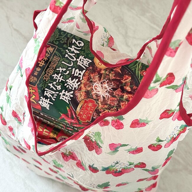 可愛すぎて即買いした！アフタヌーンティーの「畳まなくていいエコバッグ」苺みたいなフォルムがたまらない！《購入レビュー》