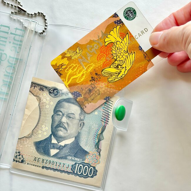 バッグの中で迷子にならない…！ダイソーの「めちゃ軽ミニ財布」カードやカギも収納できて優秀すぎる！《購入レビュー》