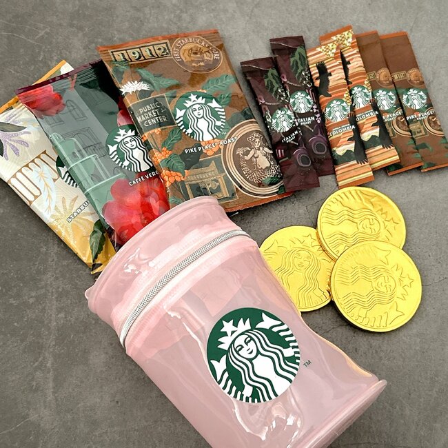 こんなん見たら買うしかない…!スタバの“カップみたいなポーチ”チョコやコーヒー付きでお得感すごい!「ファスナーがとてもキュート」「シルバーの繊細な感じが気に入りました」