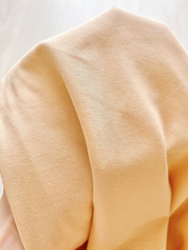 「5枚愛用してます」「一年中着ていたい」無印良品の“990円トップス”万能すぎて何枚でも欲しくなる!「シンプルだけど頼れる一枚」