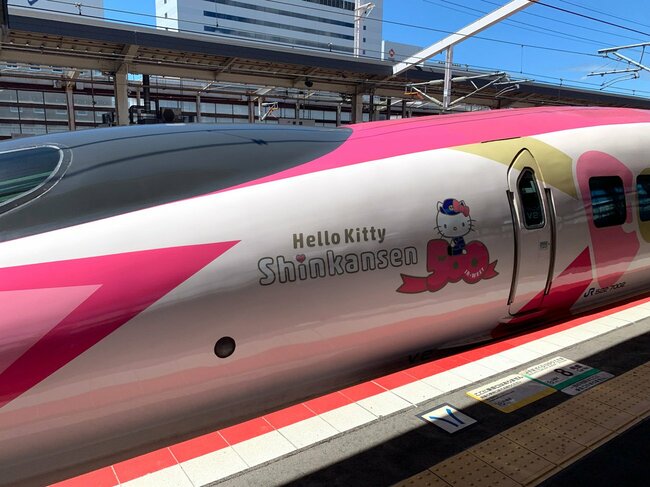 JR西日本のHello Kitty Shinkansen。新大阪～博多間を運行中で、5月17日に運行終了する
