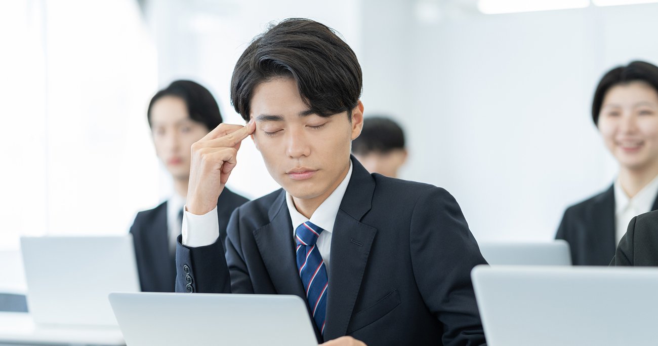 眠そうにしているビジネスマン