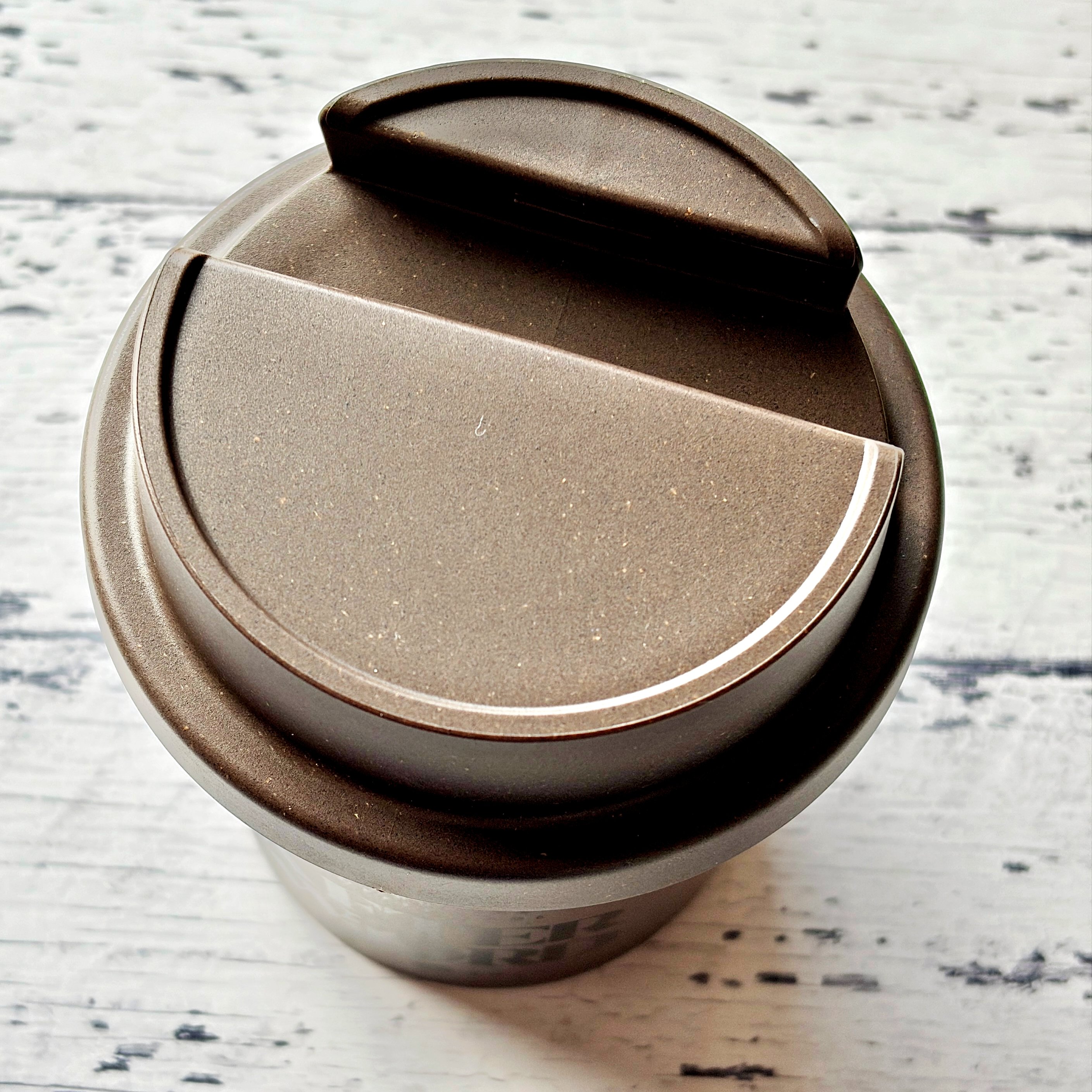 【スタバ】「初日に購入しました」可愛すぎる“カップみたいな小物入れ”家中で使えて天才！「テンション上がります！」「便利に使えそう」《購入レビュー》