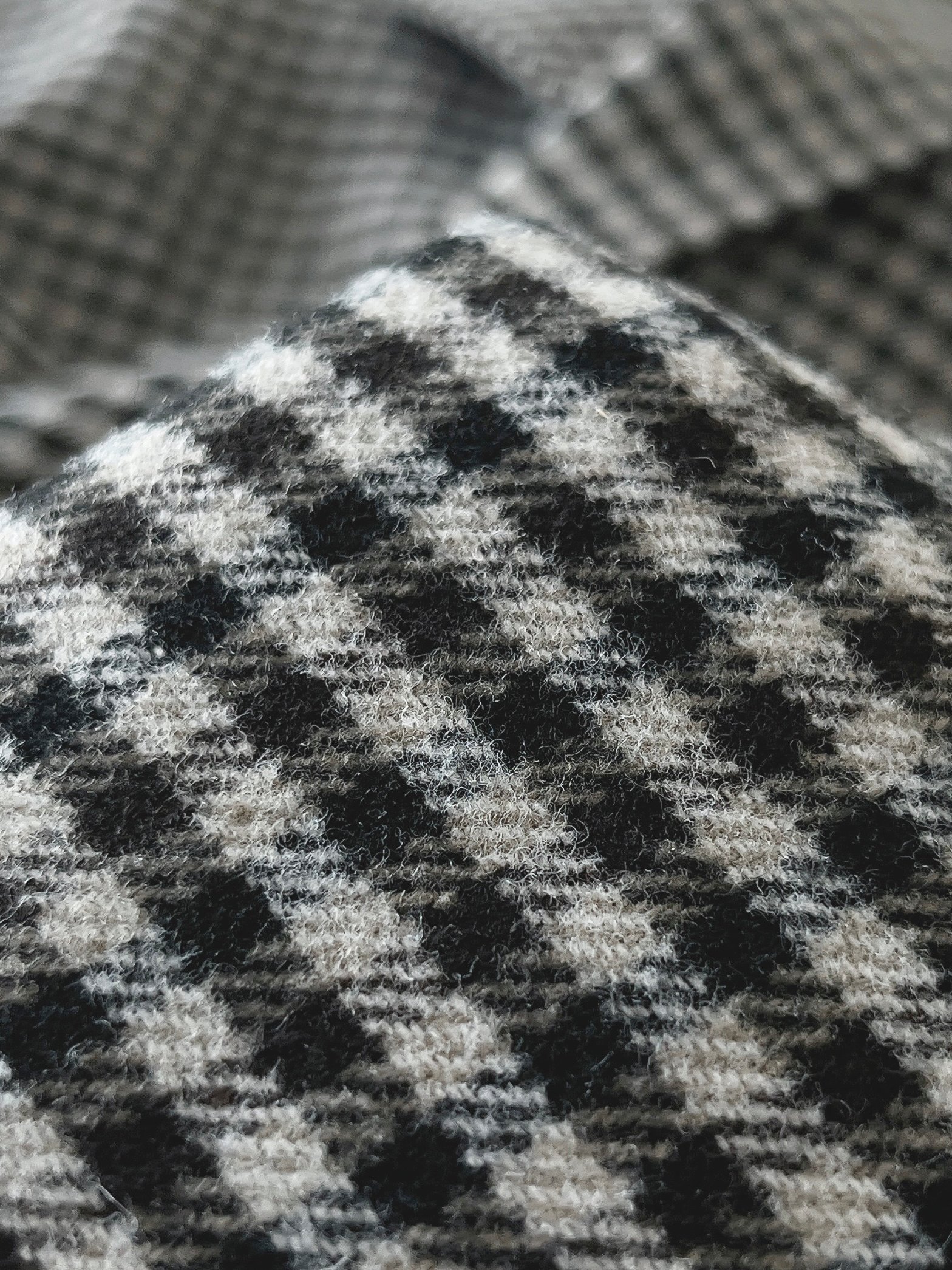 「着回し力が本当に高い」「控えめに言って最高」GUの“2990円アウター”がレトロ感たっぷりでおしゃれ！「色味が絶妙で何色とでも合わせやすい」