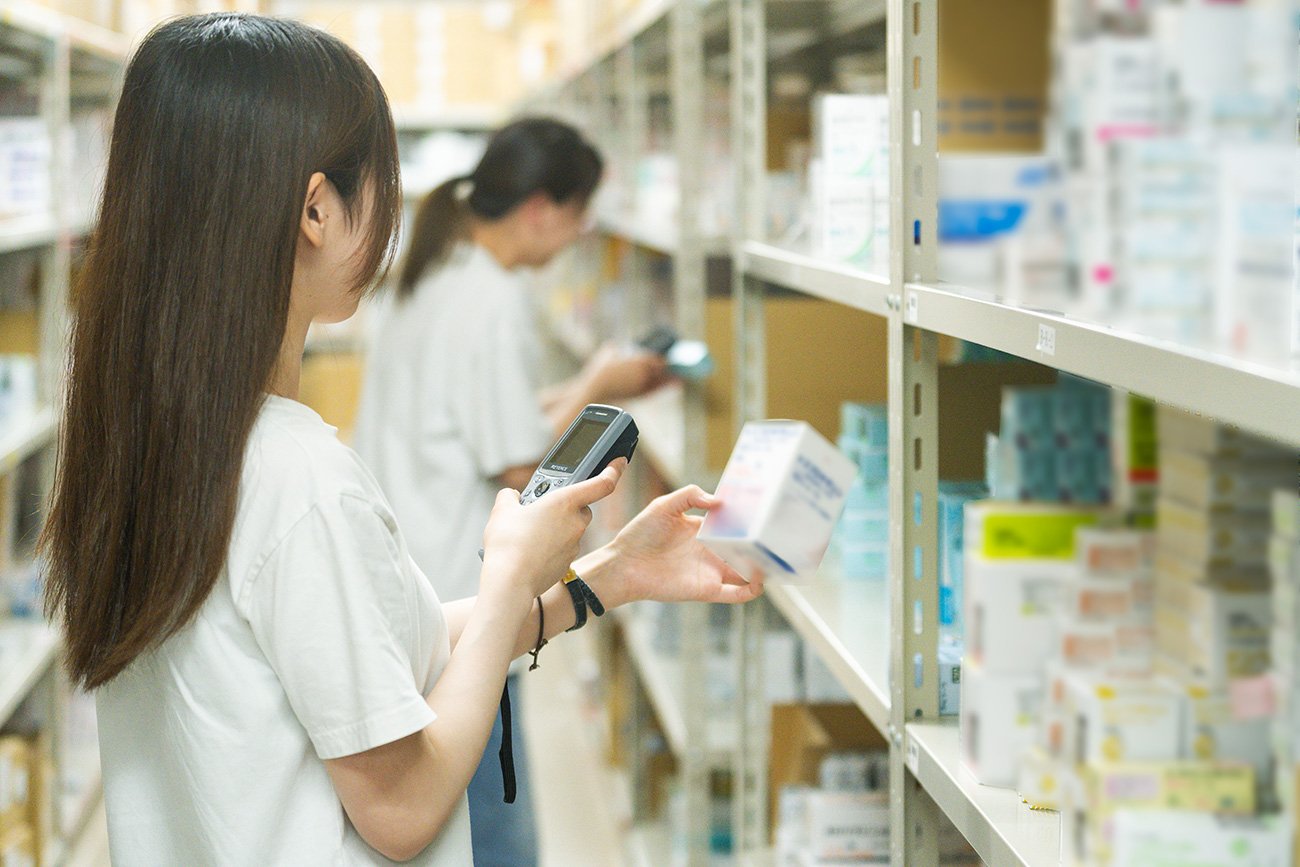 システム刷新で出荷処理時間が1時間超から5分に短縮。医薬品の安定供給を支える、現場を熟知したパートナー
