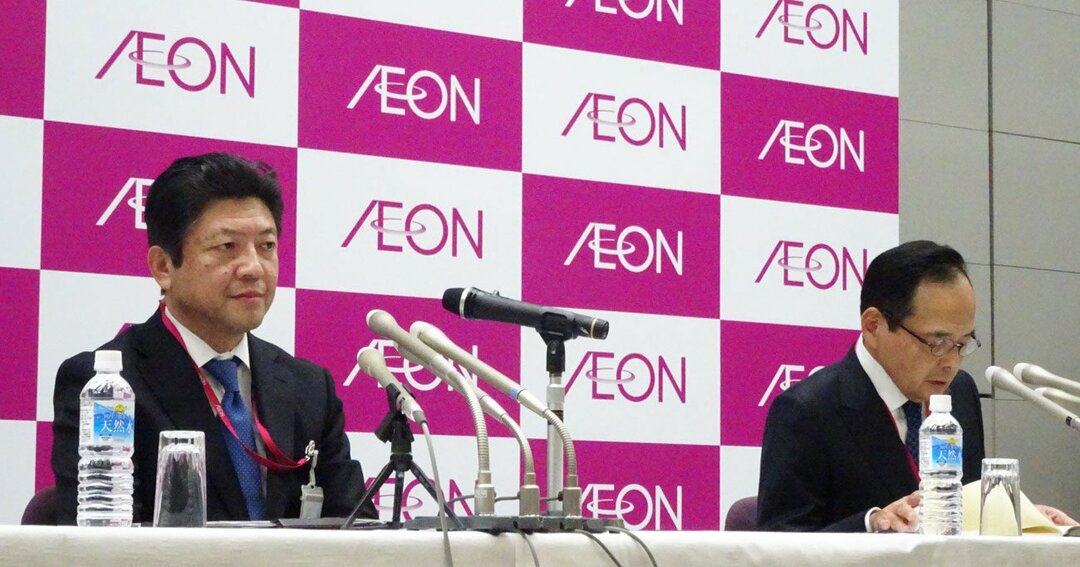 緊張した面持ちの吉田次期社長(左)の隣で、不機嫌丸出しだった岡田社長