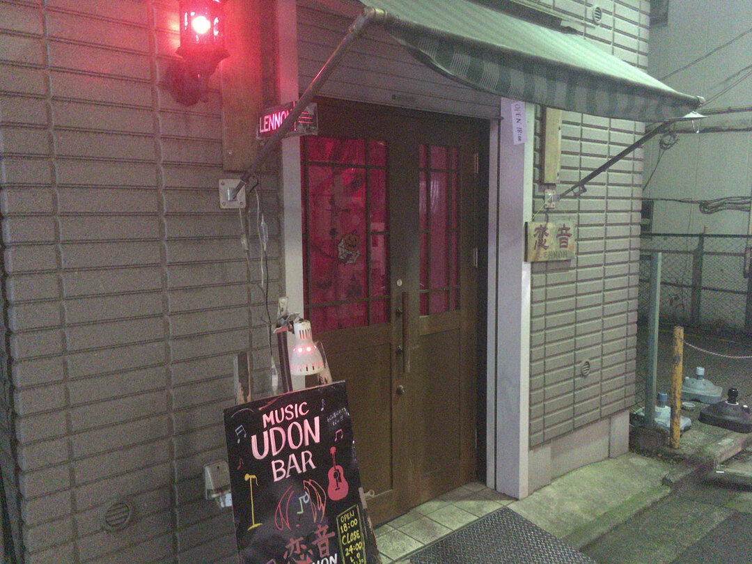 心の叫びをメロディに!ふらっとギターを弾いて歌える店が増加中