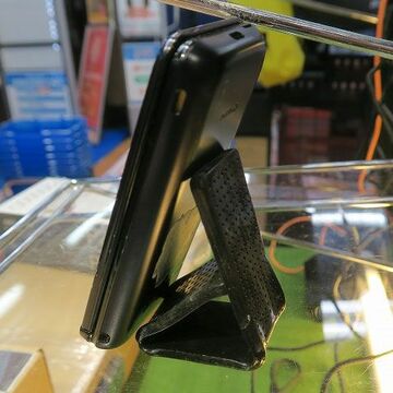 音ゲーにも便利な、スマホを壁や小物に固定する超強力粘着シート
