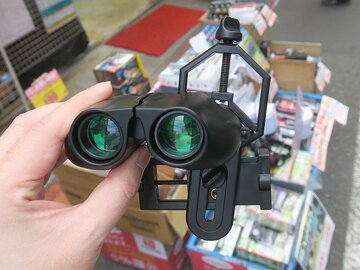 スマホのカメラに双眼鏡を取り付けられる660円のアタッチメント