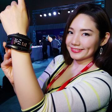 腕時計型スマホ！ 「Nubia α」がお目見え