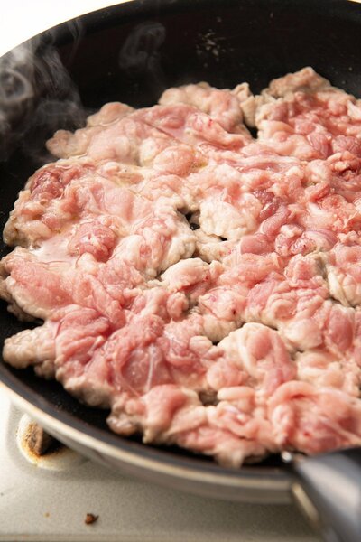 豚こま切れ肉を生地がわりに！クリスピーな食感がイイ