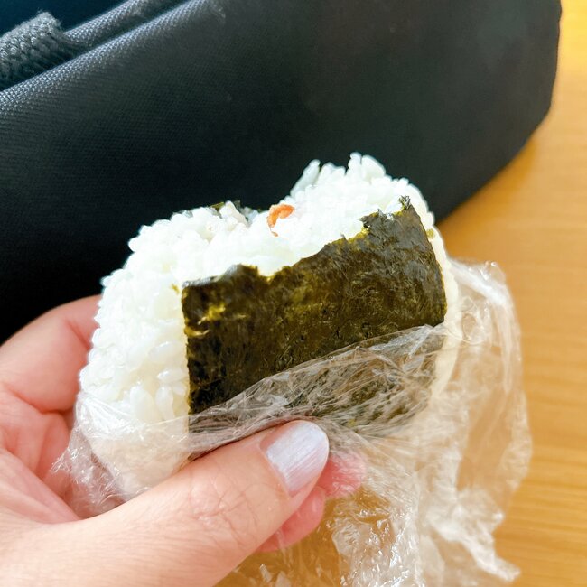 今までの苦労はなんだったの…セリアの「おにぎり弁当箱」が画期的すぎる!これが110円は感動です!