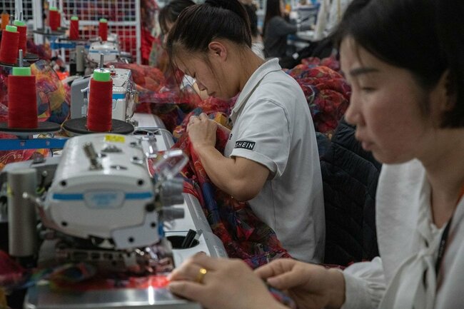 中国・広州にあるシーインの工場で衣服を縫製する従業員