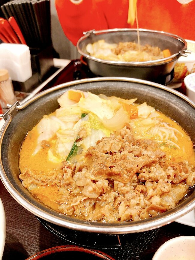 「おいしかった天才」すき家の“シビ辛ボリューム鍋”お肉も野菜もたっぷりで大満足!「本場の香りがするのがいい」「あちあちで辛くて美味しかった」