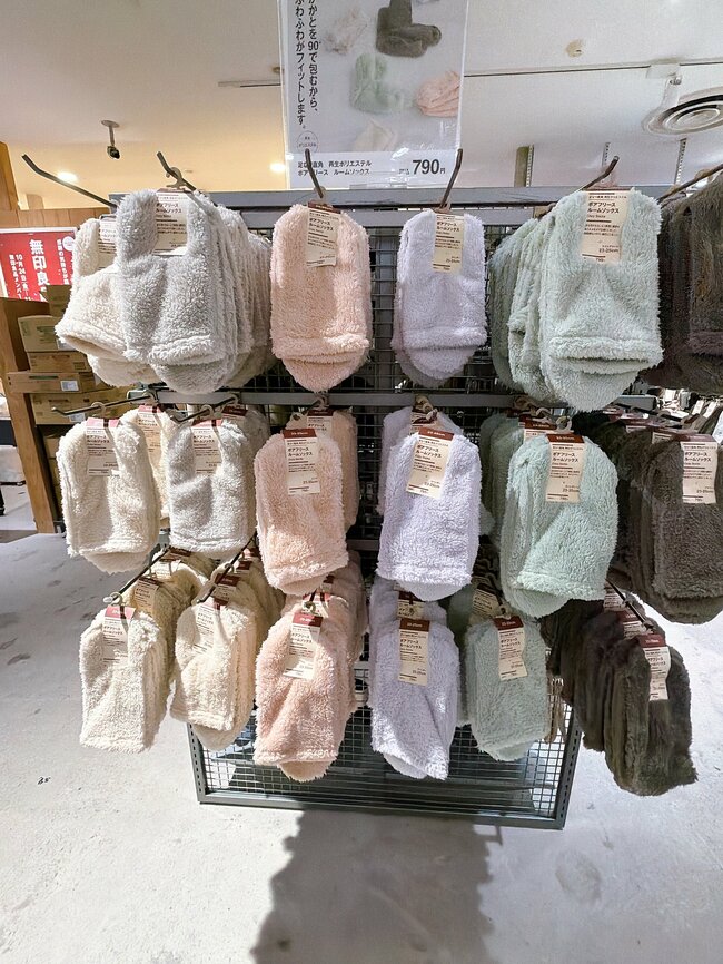 「冬場にスリッパいらないかも」無印良品の“履く毛布”が冷え性の味方すぎる！「床の冷たさを感じない」「毎年、家族分購入」