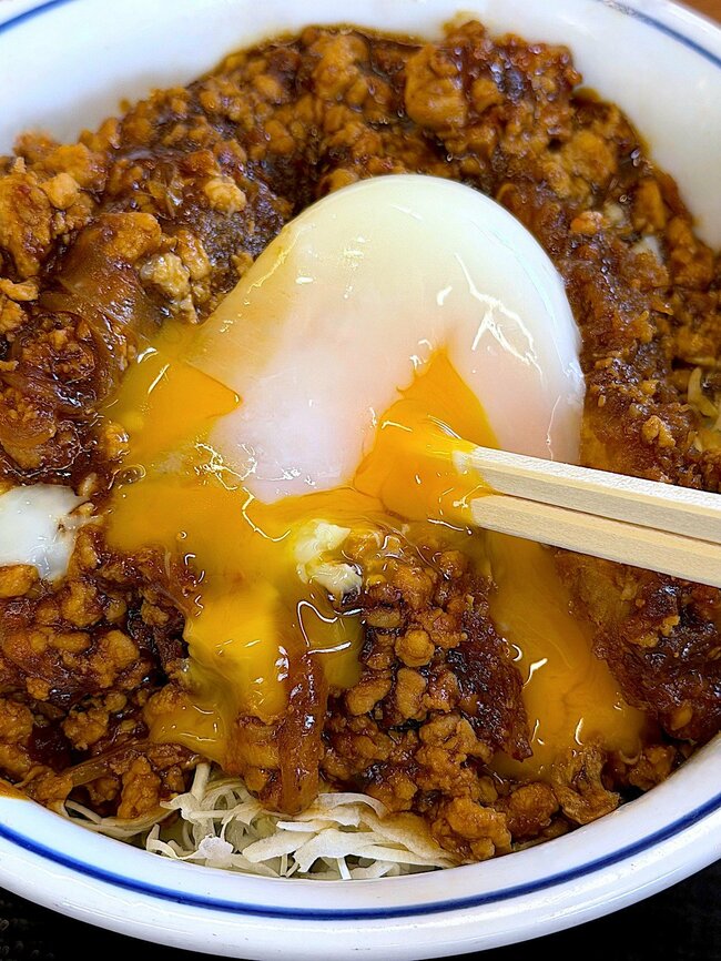 「圧倒的な肉の暴力」「さすがにリピート確定」 かつやの“新作どんぶり”見た目のインパクトがすごいんです！「背徳感の塊で最高すぎる」