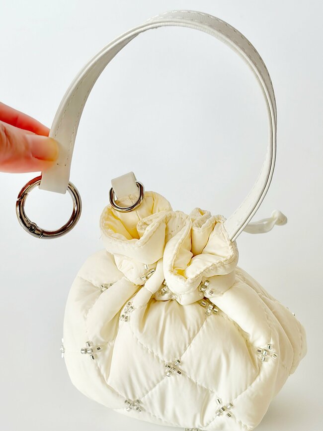 「色違いで3つも購入」3COINSの“ふわふわミニポーチ”かわいすぎて思わずまとめ買いしちゃった！「一目惚れして速攻ゲット」「見る度に気分が上がります！」