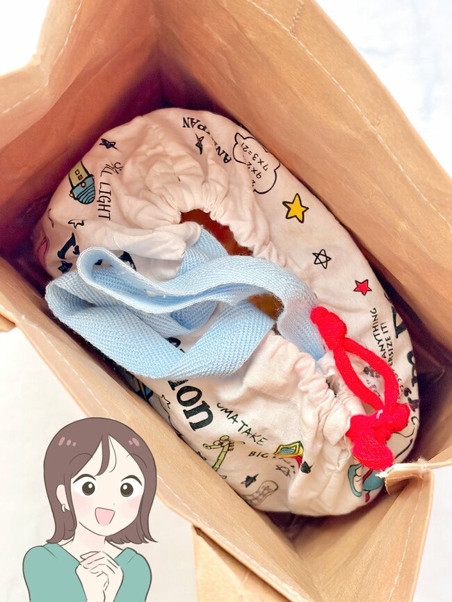 「めちゃくちゃ可愛いです！」スターバックスの“紙袋みたいなバッグ”デザインが好きすぎる！「欲しかったアイテム」「毎日愛用しています」