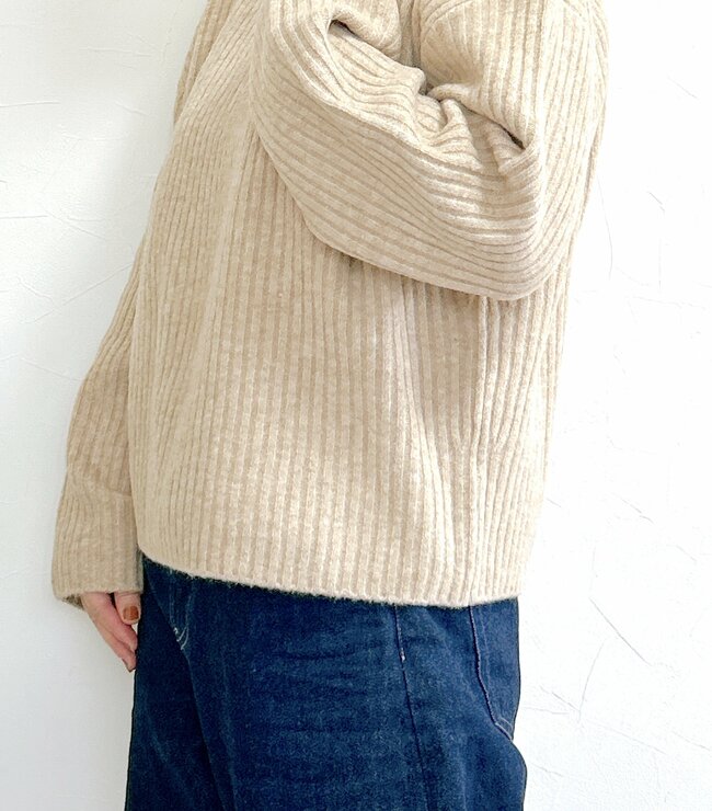 何も着てないみたいに軽い…！ユニクロの“雲みたいなニット”1990円とは思えない着心地です！「めちゃくちゃ暖かい！」「太ってみえない」