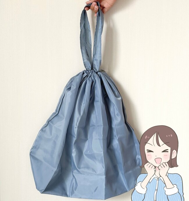 ダイソー姉妹店で買った330円グッズ→大きなエコバッグかと思いきや…雨が降ってきた時にめちゃくちゃ便利「なかった頃には戻れない!」