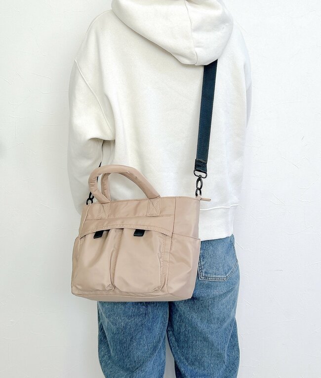 「お手頃価格に即決した」アフタヌーンティーの“多収納ショルダーバッグ”ポケットが8個も付いてて優秀！「整理整頓がしやすい」「シンプルで年代も選ばない」