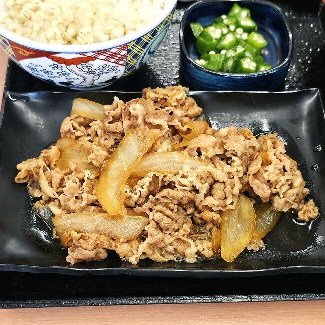 「今週だけで3食たべてる」吉野家の“夏限定よくばりメニュー”ウマすぎて何度も食べたくなる…！「吉野家で1番好き」「期間限定が惜しい」