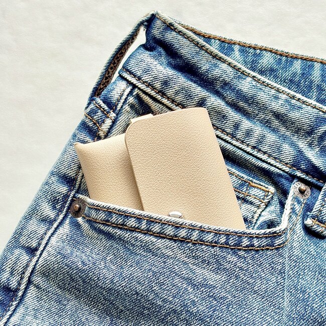 もう普通の財布に戻れないかも…！ダイソーの「お札を折らずに入れられるミニ財布」カギもカードも収納できて天才！