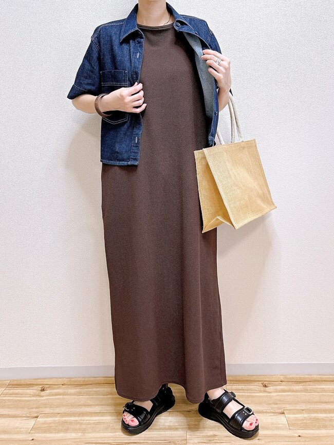 「好きすぎて色違いも購入」ユニクロの“体型を隠せるシャツ”きれいなシルエットで羽織るだけでオシャレ！「店舗で一目惚れしました」「60代でもおしゃれに着られる」