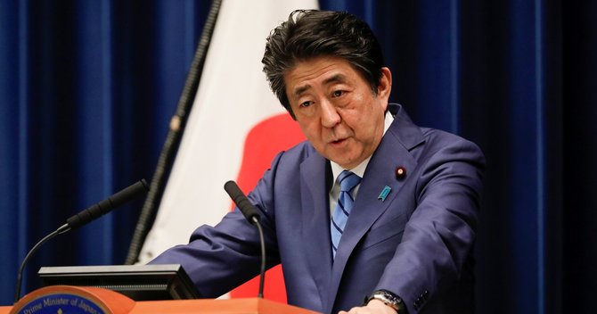 記者会見を行う安倍首相