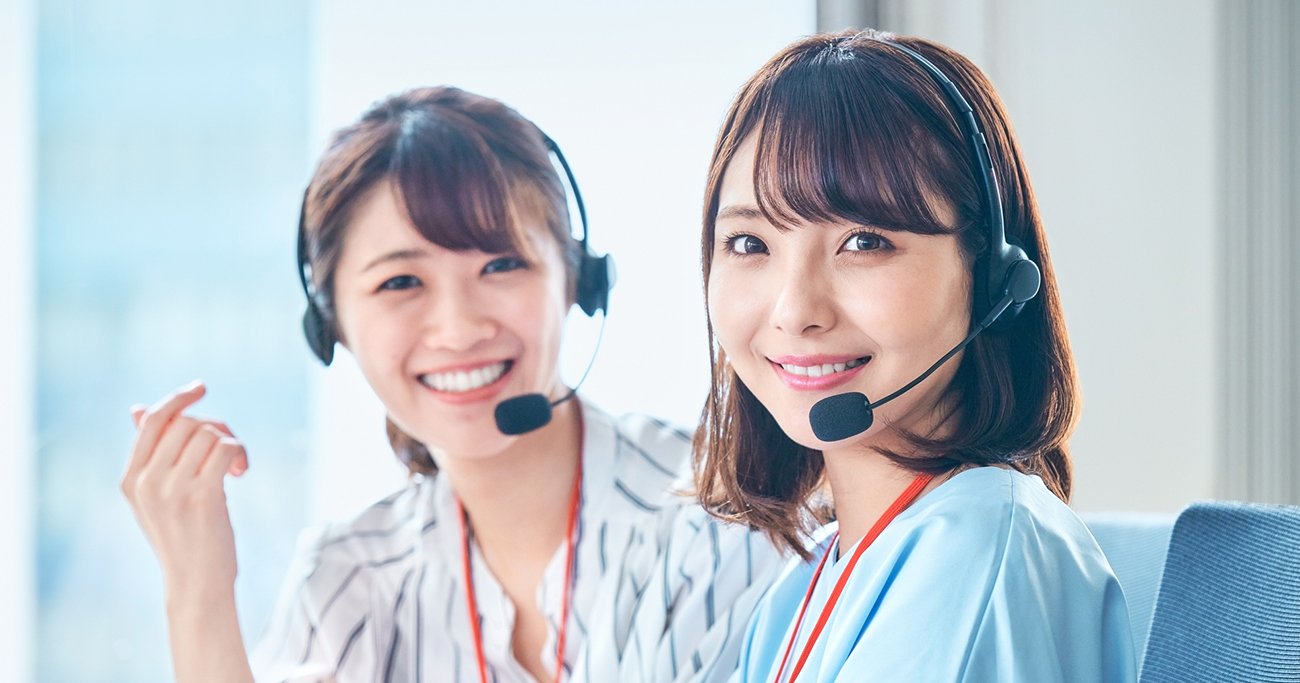ヘッドセットを着けた2人の女性