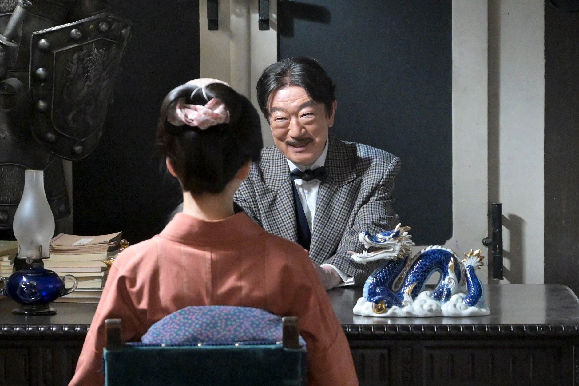 Aぇ！佐野晶哉、メガネ姿で登場！金田一耕助みたいな「くしゃくしゃ髪」に胸がザワつく〈風、薫る第11回〉