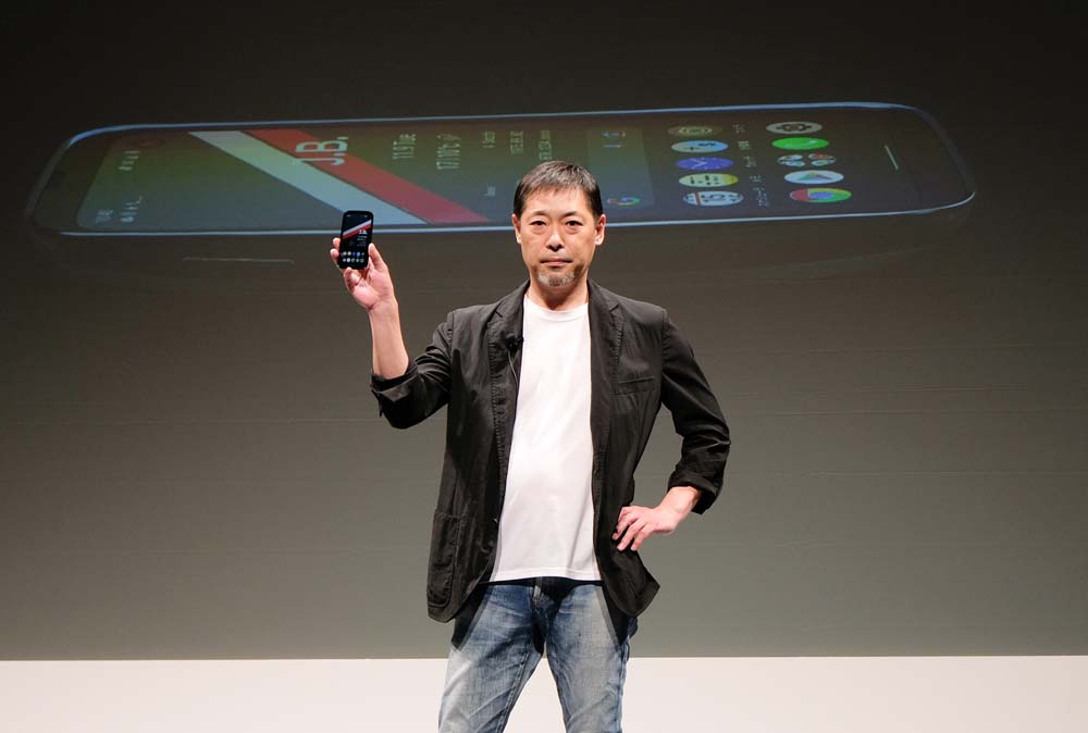 スマートフォンを手にする寺尾玄社長