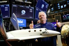 宇宙旅行、ベゾス氏と競うヴァージン創業者ブランソン氏
