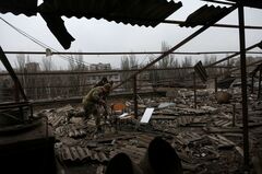 スターリンク端末をロシア軍に供給　闇市場の実態